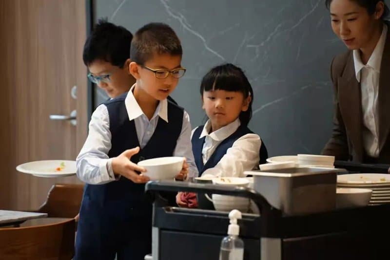 驴屋亲子游 酒店实习生职业体验 孩子们穿职业装在餐厅学习