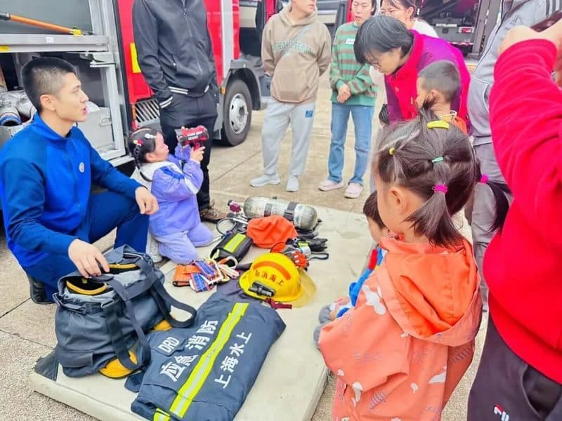 驴屋公益 致敬神勇消防兵 孩子穿消防员装备合影 活动现场