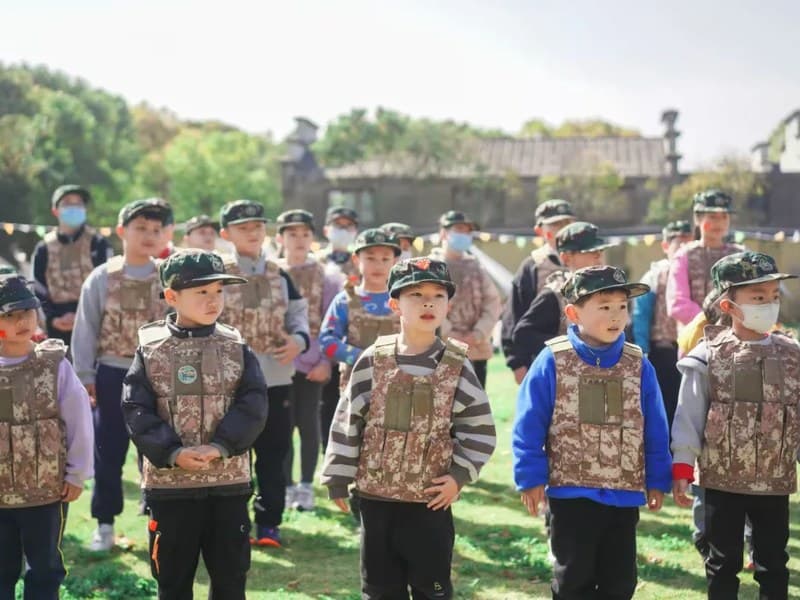 我是特种兵独立营 孩子穿迷彩服跑障碍