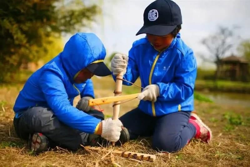 荒野厨房独立营 孩子搭灶生火做竹筒饭