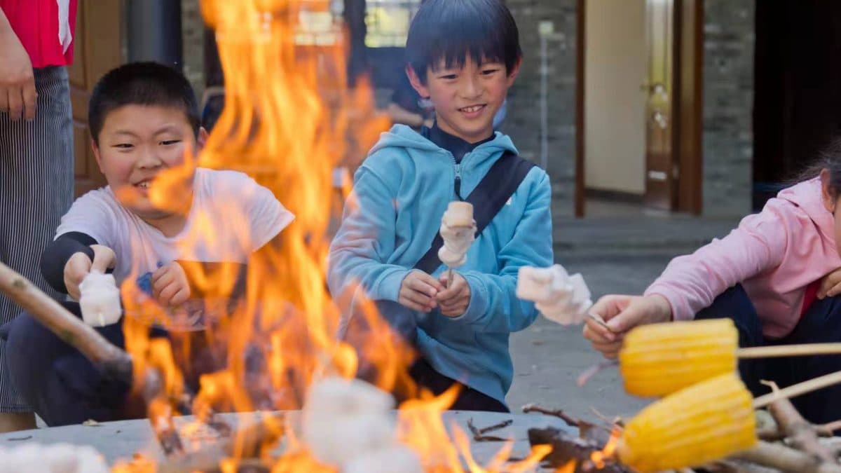 驴屋自然探索 荒野厨房 孩子在篝火旁烤棉花糖和玉米