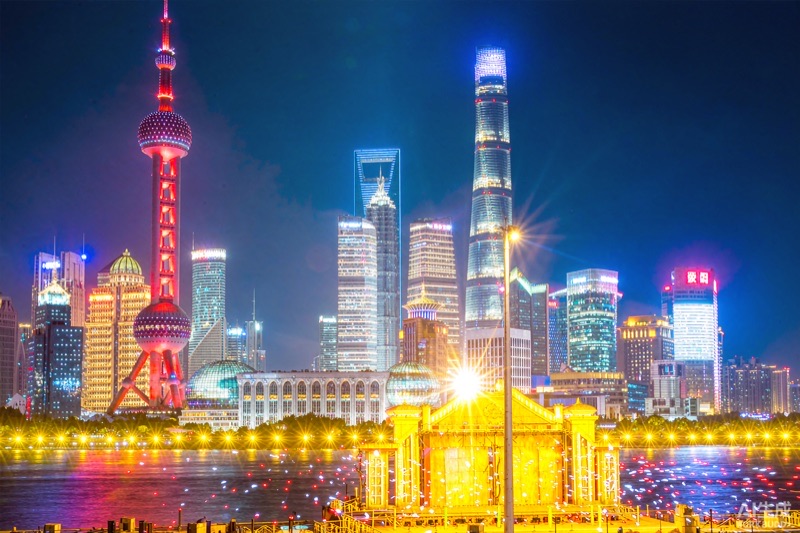上海夜空的光影烟花与无人机编队